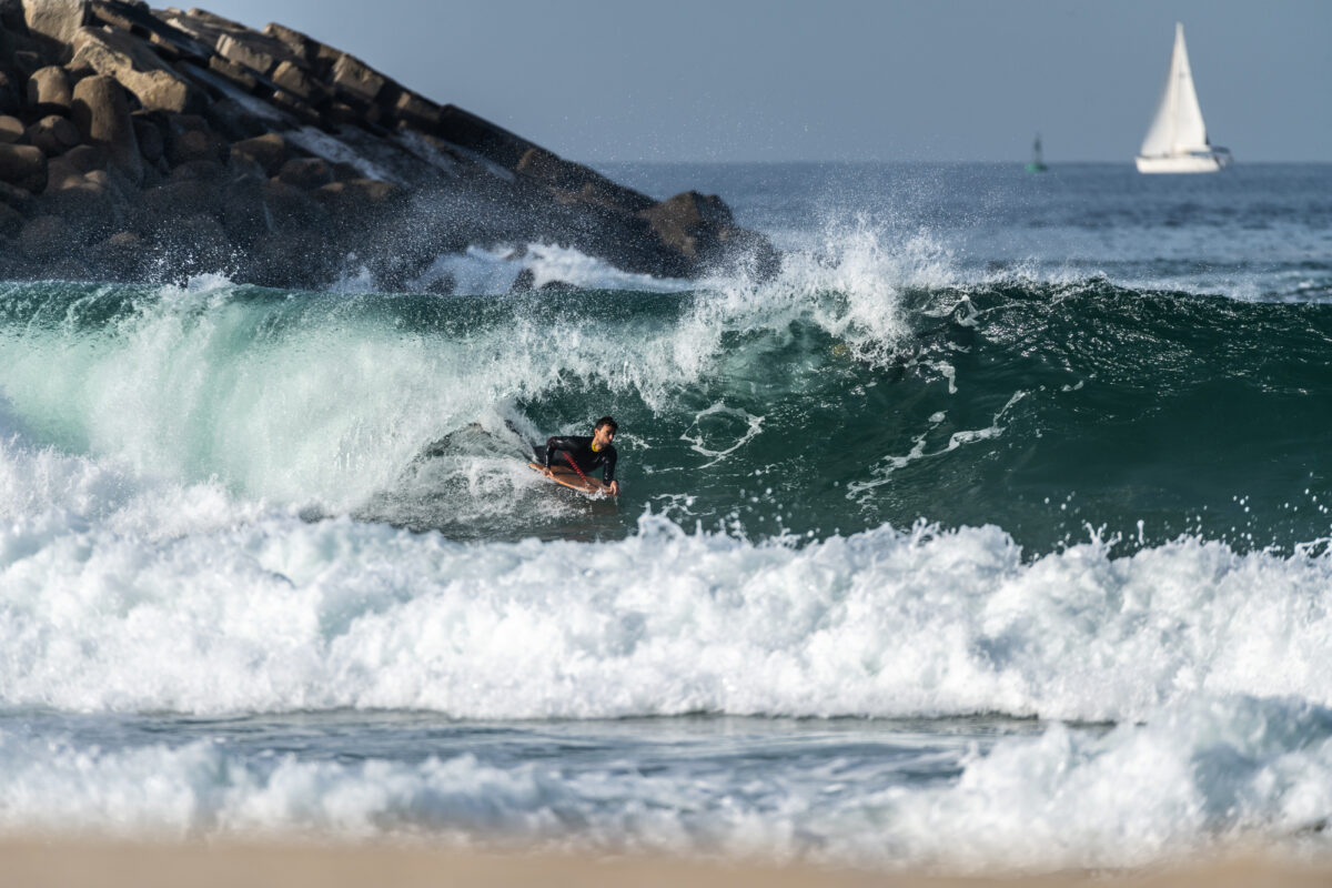 Bodyboarder chevauchant une vague à la plage de São Jacinto près d'Aveiro - Portugal