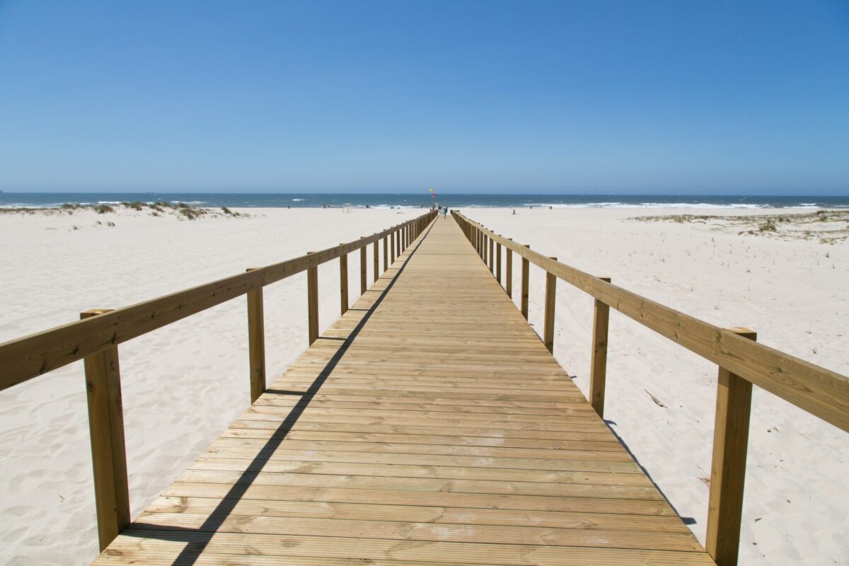 Paysages de plage Portugal: Une promenade en bois accessible aux handicapés conduit à la plage blanche des dunes de São Jacinto, à l'ouest d'Aveiro, réserve naturelle protégée de l'océan Atlantique, Portugal