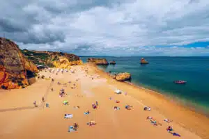 Plage de Praia Dona Ana avec eau de mer turquoise et falaises