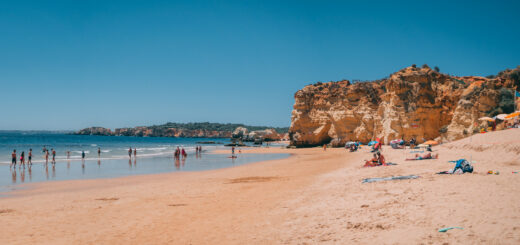 Vue sur la plage de Praia dos Tres Castelos à Portimao, Praia dos Tres Castelos est l'une des plages les plus célèbres de Portimão, Algarve