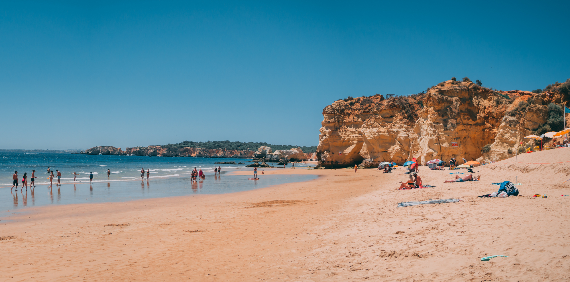 Vue sur la plage de Praia dos Tres Castelos à Portimao, Praia dos Tres Castelos est l'une des plages les plus célèbres de Portimão, Algarve