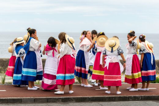 Groupe folklorique, avec costumes traditionnels, en attente de leur participation à la célébration du divin Saint-Esprit