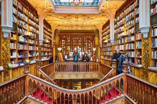 PORTO, PORTUGAL -intérieur de la librairie Lello dans le centre Porto, vue dans le film Harry Potter.