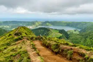 Miradouro da Boca do Inferno surplombant les lacs de Sete Cidades sur l'île de Sao Miguel aux Açores, Portugal