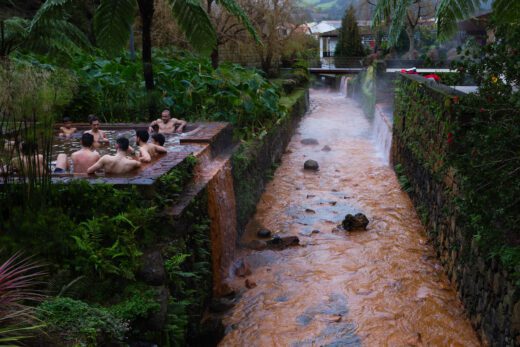 Source d'eau chaude naturelle à "Pocas da Dona Beija" où l'on se baigne dans l'eau chaude de l'île de Sao Miguel, Açores, Portugal.