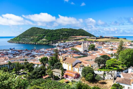 Vue ensoleillée des bâtiments d'Angra do Heroismo depuis l'Alto da Memoria, île de Terceira, Açores, Portugal