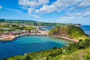 Belle ville de Horta sur l’île de Faial aux Açores, entourée par le magnifique océan et les collines