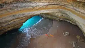 Grotte de Benagil, Kayaks reposant sur le sable, Algarve, Portugal