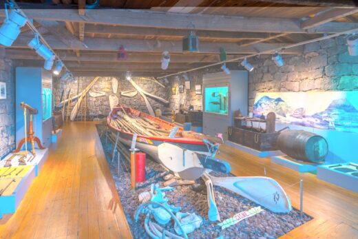 Intérieur du musée de la chasse à la baleine à Lajes, île de Pico, Portugal