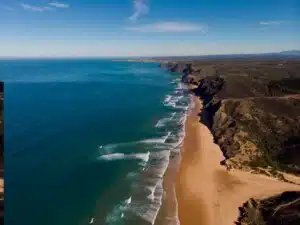 Panorama aérien du paysage idyllique falaises rocheuse de la Praia da Cordoama située dans l'océan Atlantique à Sagres, Algarve Portugal