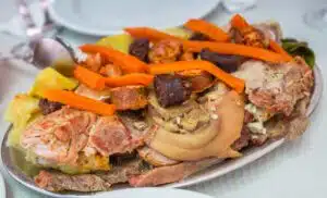 Plat typique des Açores de Lagoa das Furnas Belle île de Sao Miguel. Cozido Das Furnas est un repas des Açores préparé en exploitant la fureur crue de la Terre Mère et en l'utilisant comme autocuiseur personnel.