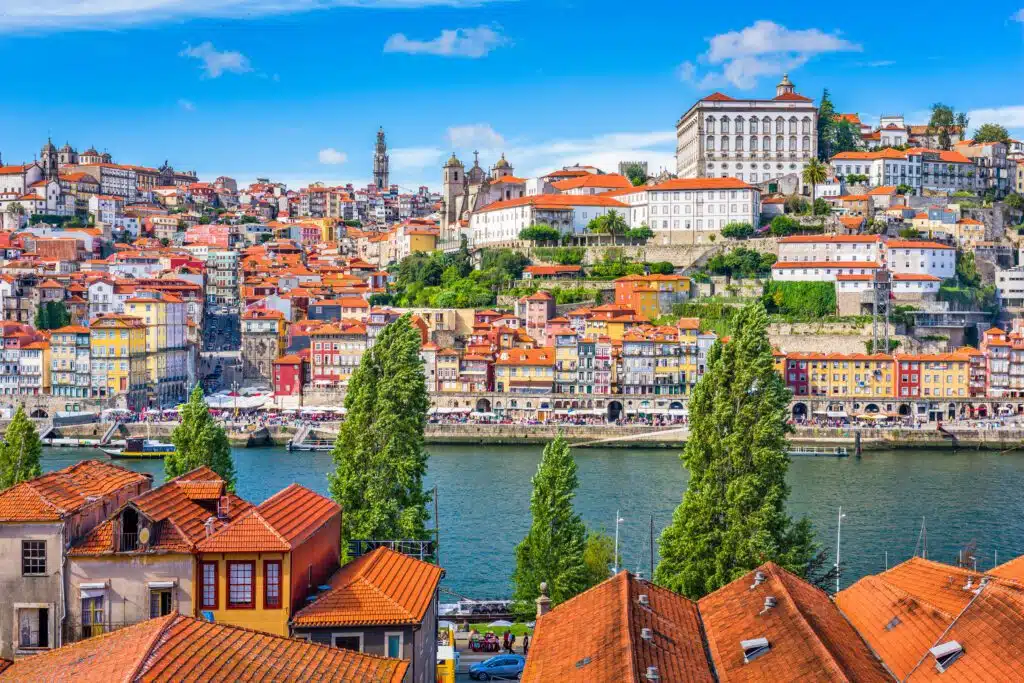 Vue de la vieille ville de Porto, au Portugal, de l'autre côté du fleuve Douro
