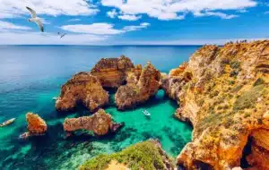 Vue panoramique, Ponta da Piedade avec des mouettes survolant des falaises de rocher près de Lagos en Algarve, Portugal