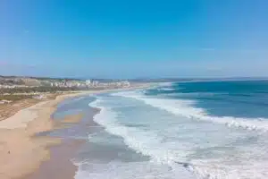 Vue aérienne de la plage côtière de Costa da Caparica, Portugal