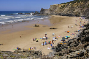 Plage et falaise à Praia do Carvalhal. Alentejo, Portugal