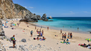 Praia Ribeira do Cavalo, une plage cachée près de la ville de Sesimbra, Portugal