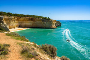 Praia da Corredoura entouré d'imposantes falaises de grès, Agarve, Portugal