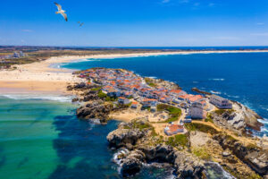 Vue aérienne de l’île Baleal naer Peniche sur le rivage de l’océan sur la côte ouest du Portugal