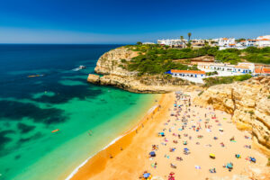 Vue de la plage dans le village de pêcheurs de Benagil sur la côte du Portugal