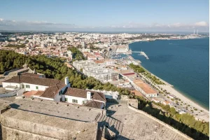 Vue aérienne de Setubal avec des collines boisées et une forteresse au premier plan, Portugal